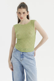 Polera mujer verde con encaje ajustado y sin mangas prenda lisa ideal para un look casual y fresco