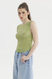 Polera mujer verde con encaje ajustado y sin mangas prenda lisa ideal para un look casual y fresco