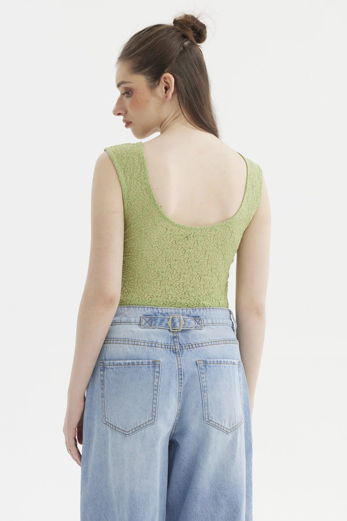 Polera mujer verde con encaje ajustado y sin mangas prenda lisa ideal para un look casual y fresco