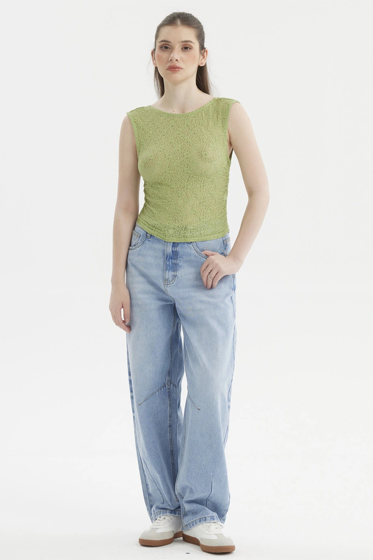 Polera mujer verde con encaje ajustado y sin mangas prenda lisa ideal para un look casual y fresco