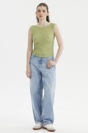 Polera mujer verde con encaje ajustado y sin mangas prenda lisa ideal para un look casual y fresco