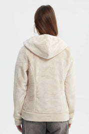 Polar de mujer abierto beige claro con capucha y bolsillos frontales estilo casual sin estampa visible