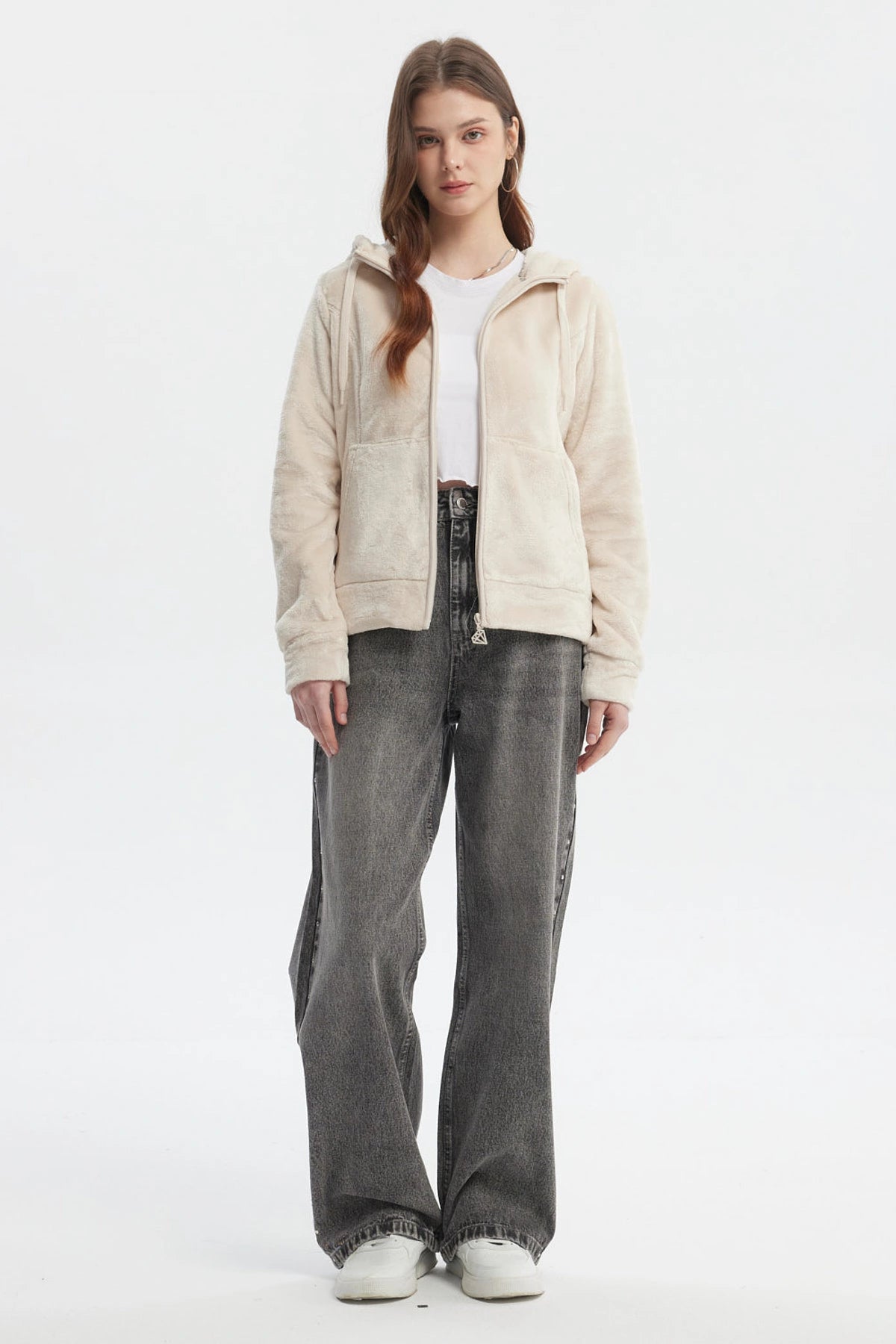 Polar de mujer abierto beige claro con capucha y bolsillos frontales estilo casual sin estampa visible