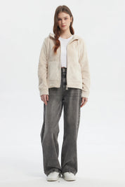 Polar de mujer abierto beige claro con capucha y bolsillos frontales estilo casual sin estampa visible