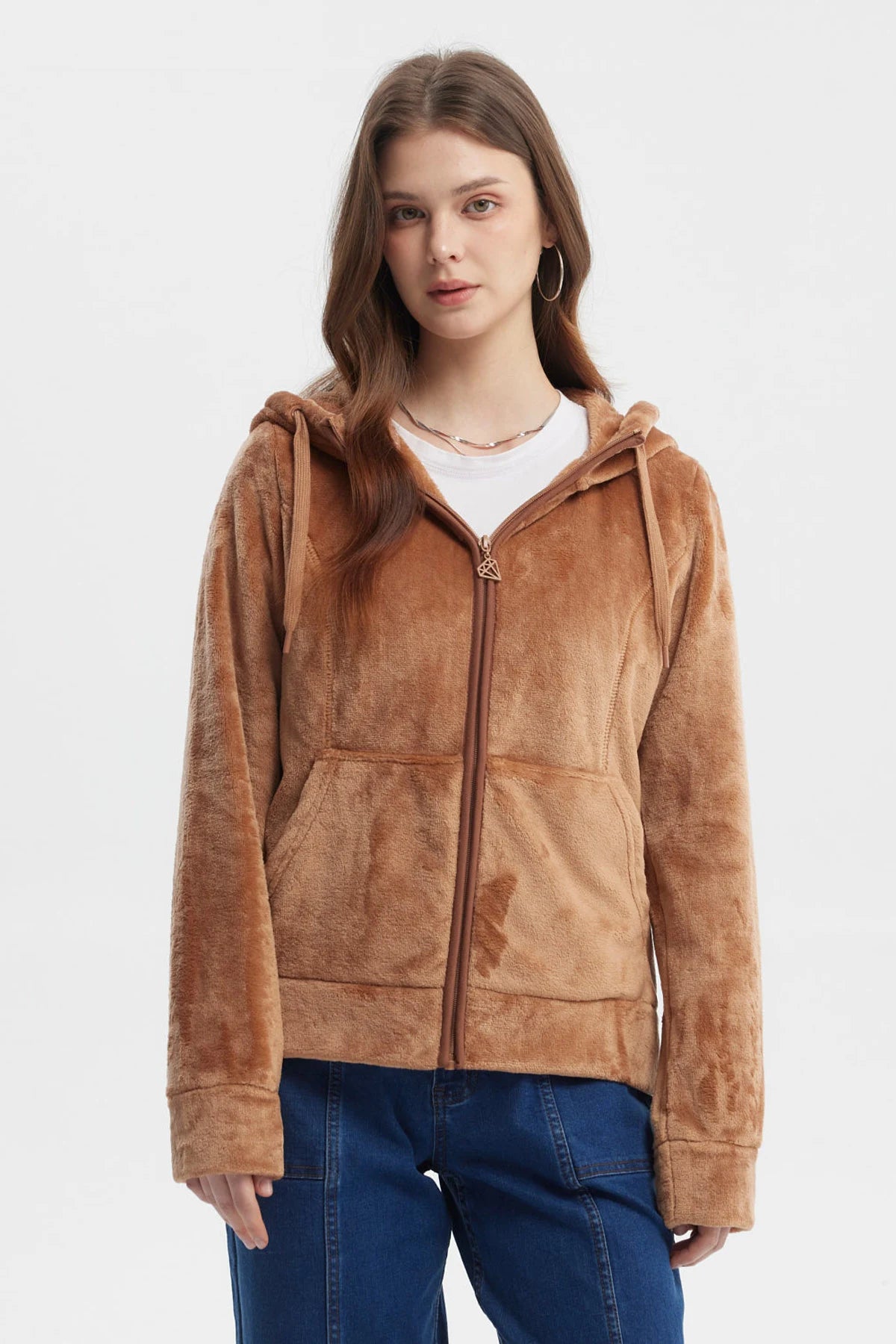 Chaqueta de polar café para mujer con capucha y cierre frontal lisa sin estampa ideal para el invierno
