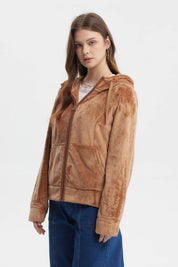 Chaqueta de polar café para mujer con capucha y cierre frontal lisa sin estampa ideal para el invierno