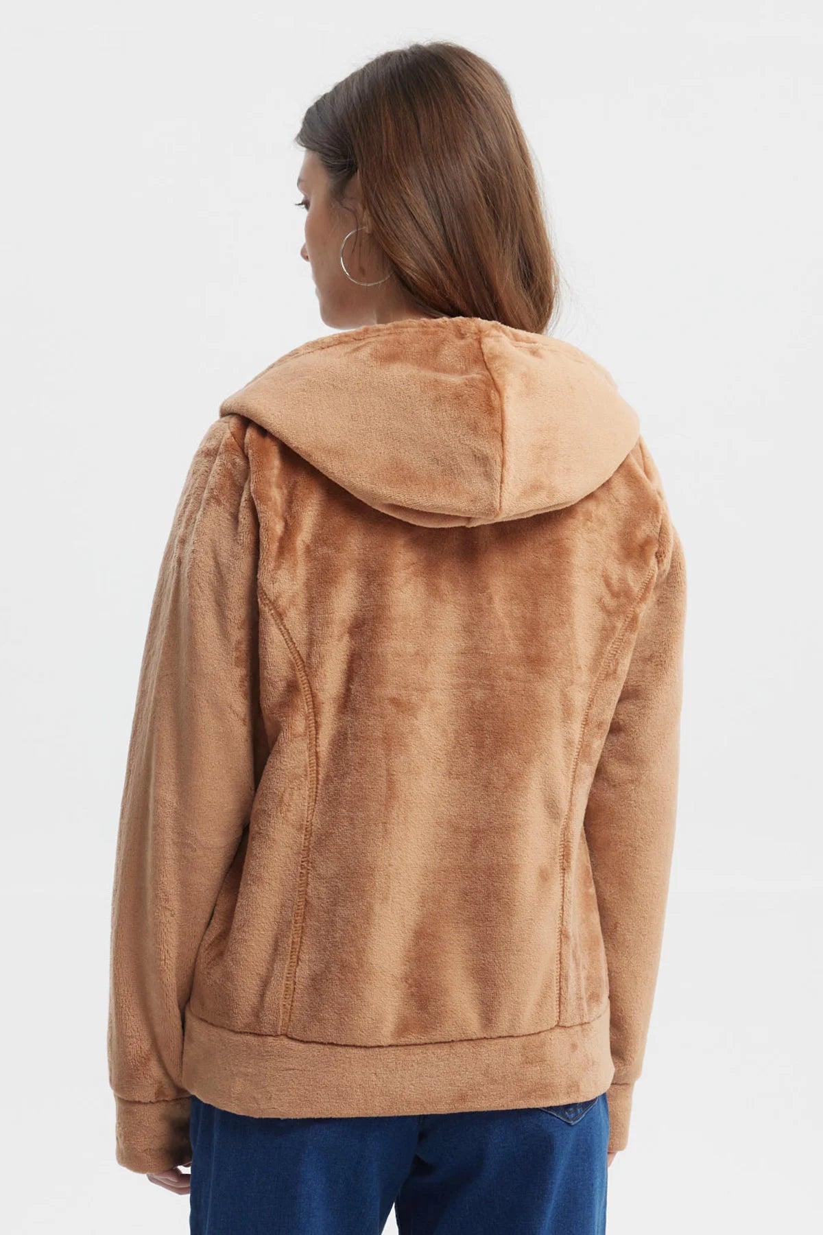 Chaqueta de polar café para mujer con capucha y cierre frontal lisa sin estampa ideal para el invierno