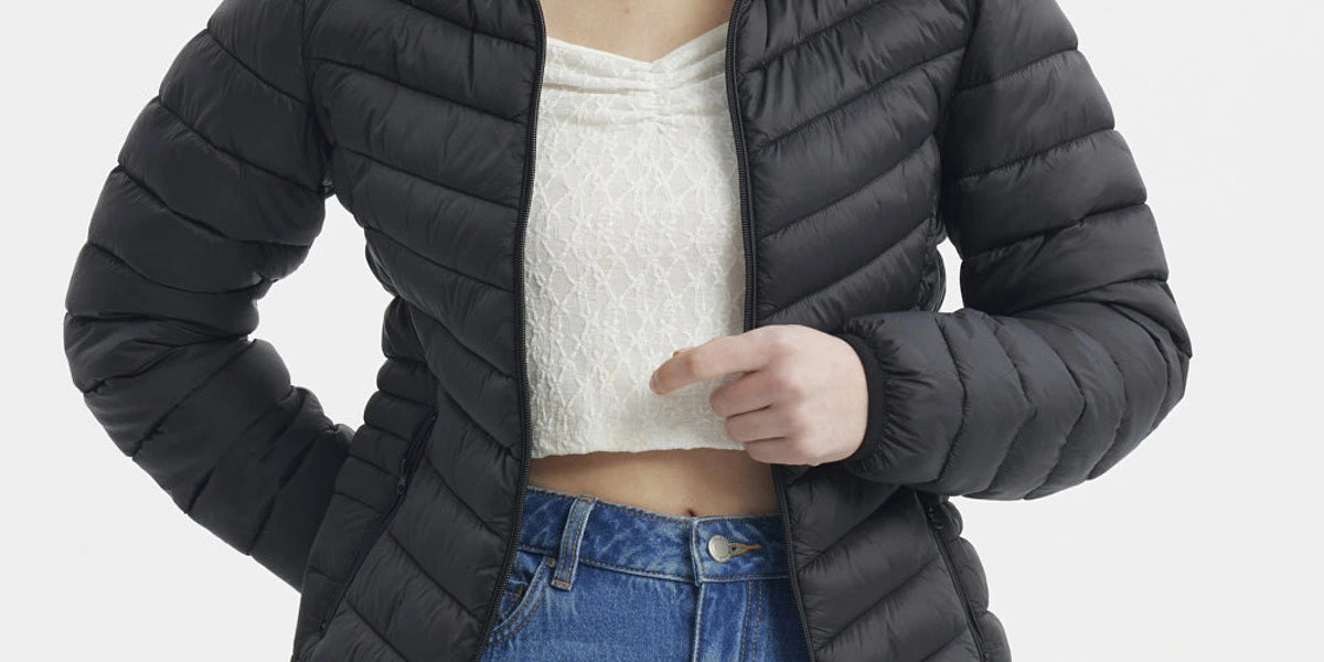 Parka corta negra de mujer con diseño acolchado y capucha prenda lisa ideal para el invierno urbano