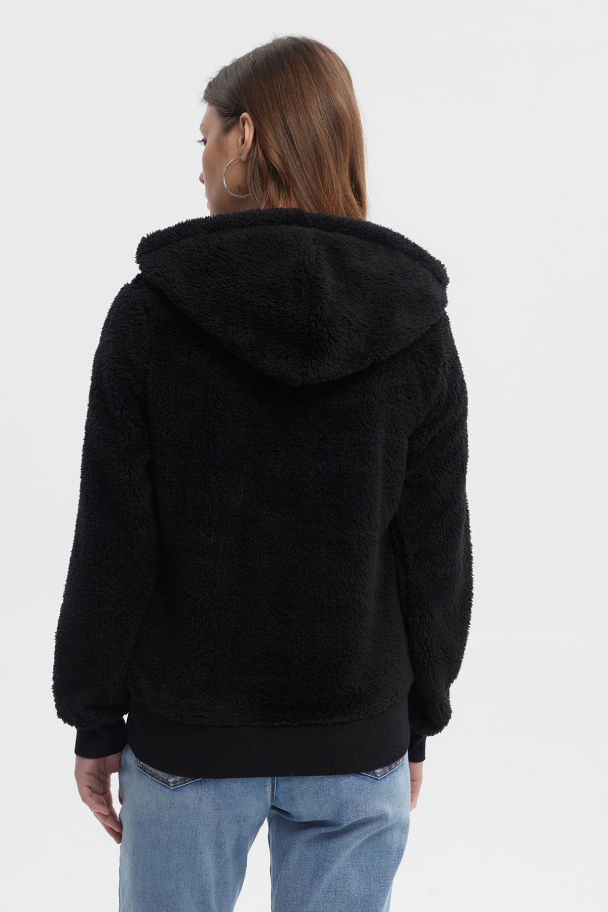 Polar negro para mujer con capucha textura peluda sin estampa diseño liso ideal para el frío estilo casual