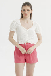 Polera blanca para mujer con mangas englobadas y detalle de lazo al frente diseño calado estilo romántico