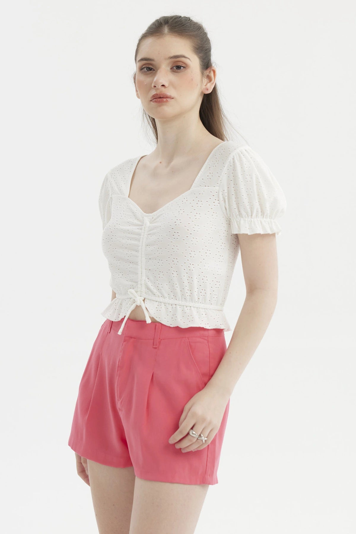 Polera blanca para mujer con mangas englobadas y detalle de lazo al frente diseño calado estilo romántico