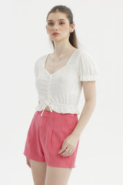 Polera blanca para mujer con mangas englobadas y detalle de lazo al frente diseño calado estilo romántico