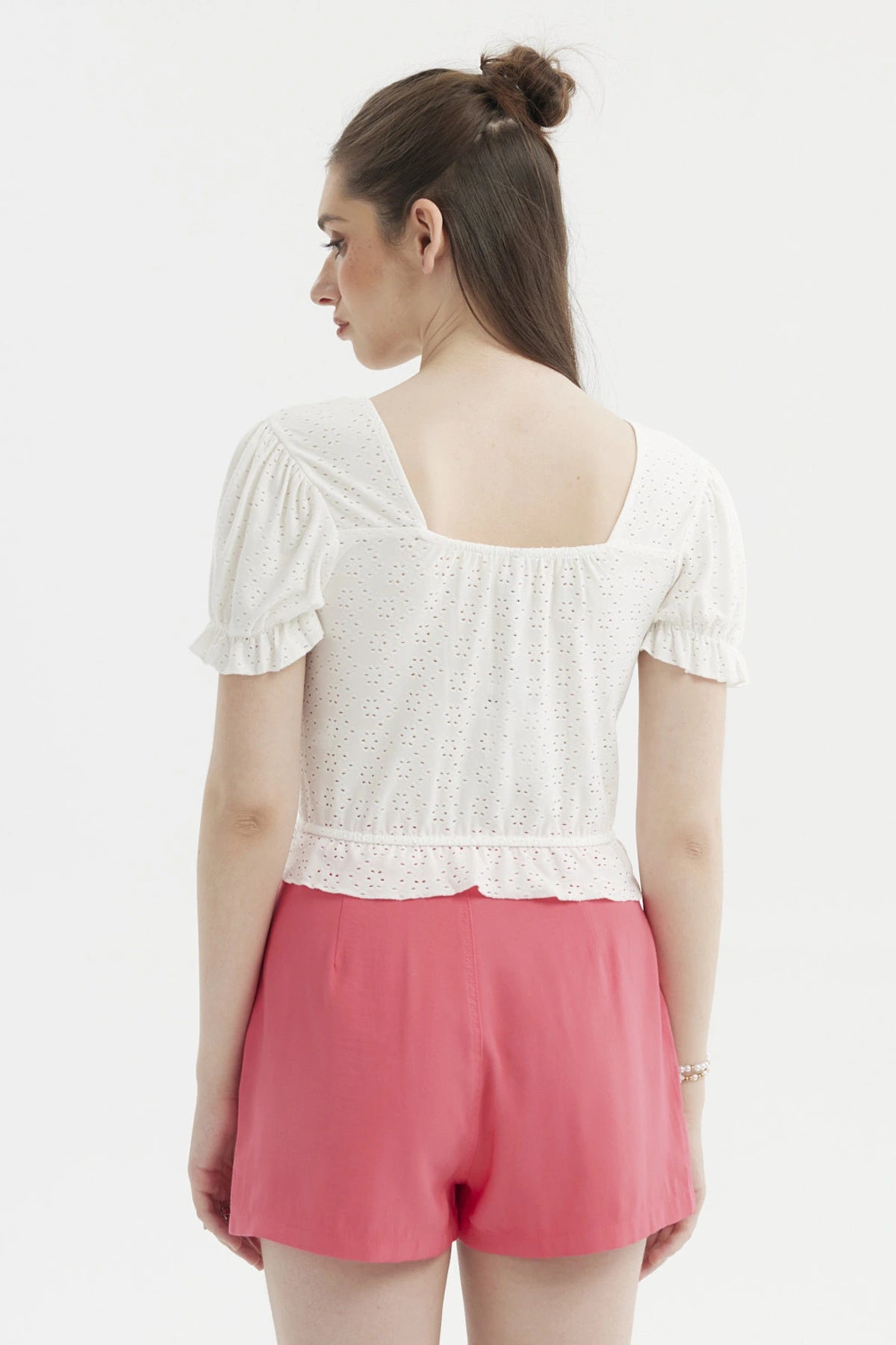 Polera blanca para mujer con mangas englobadas y detalle de lazo al frente diseño calado estilo romántico