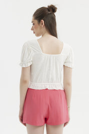 Polera blanca para mujer con mangas englobadas y detalle de lazo al frente diseño calado estilo romántico