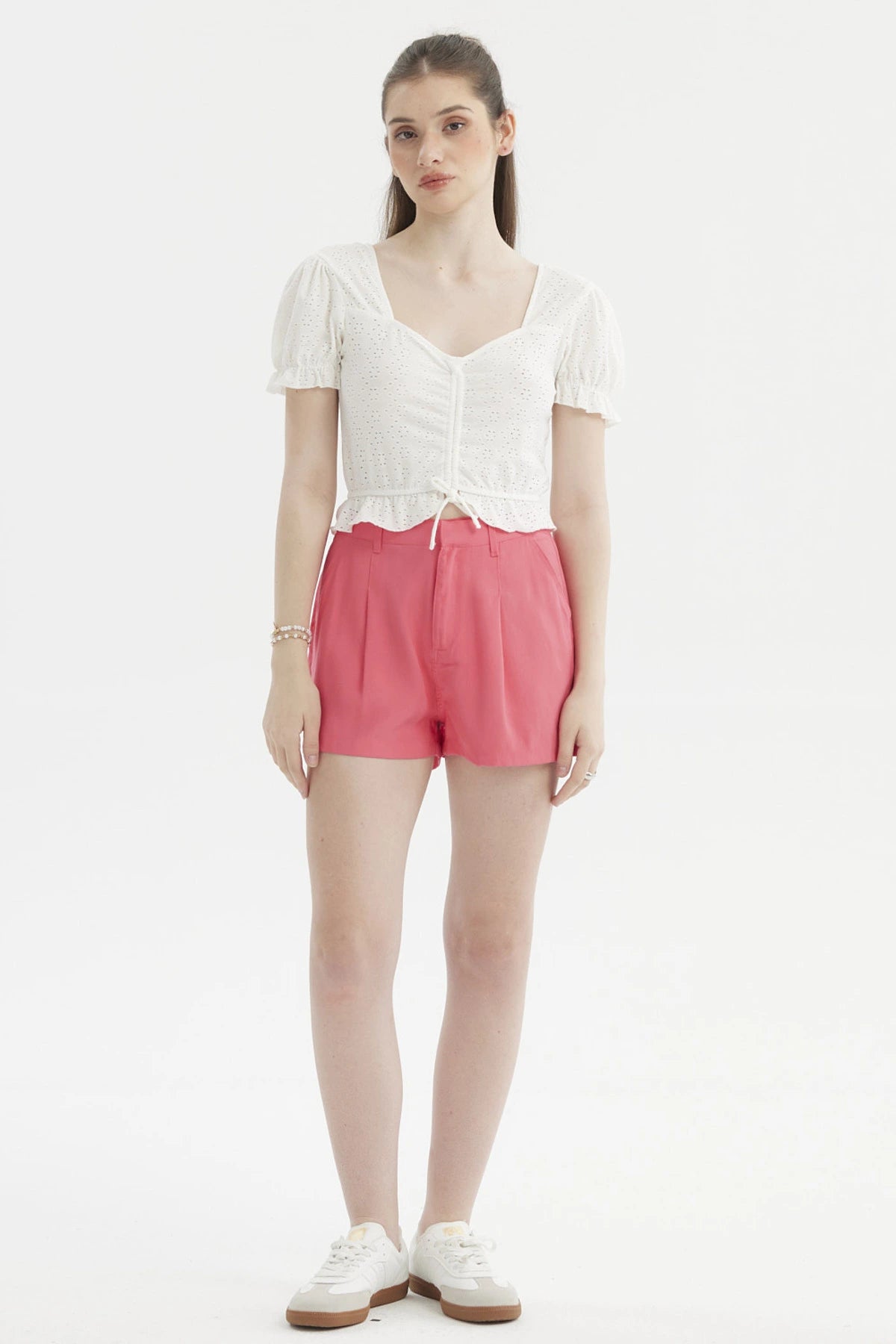 Polera blanca para mujer con mangas englobadas y detalle de lazo al frente diseño calado estilo romántico