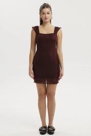 Vestido corto café de mujer con textura detallada sin estampa con tirantes anchos y escote cuadrado estilo casual