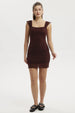 Vestido corto café de mujer con textura detallada sin estampa con tirantes anchos y escote cuadrado estilo casual