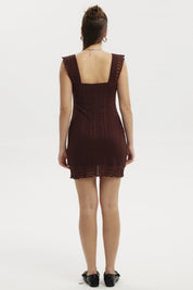 Vestido corto café de mujer con textura detallada sin estampa con tirantes anchos y escote cuadrado estilo casual