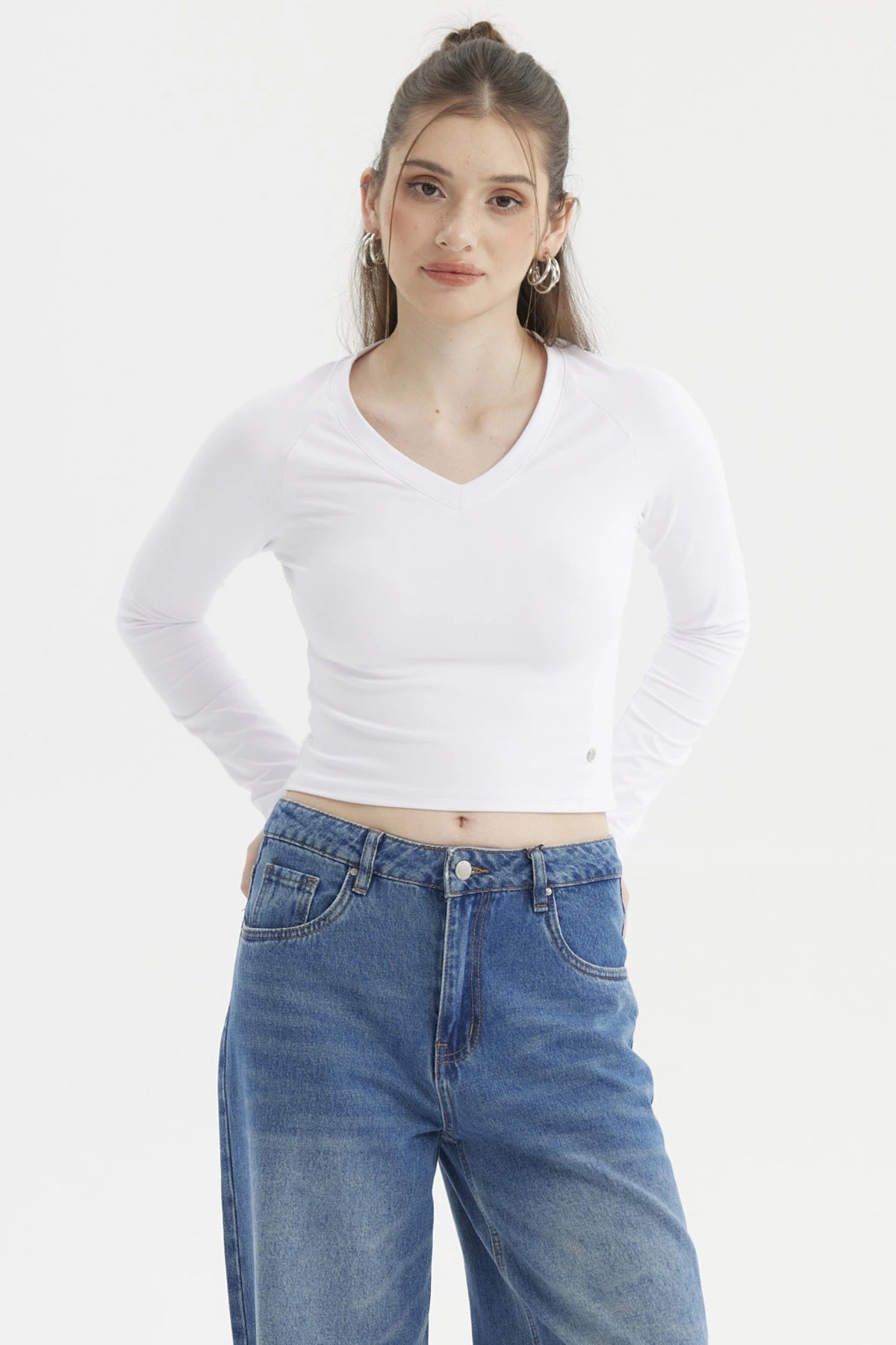 Polera mujer blanca lisa manga larga ajustada escote en V sin estampas