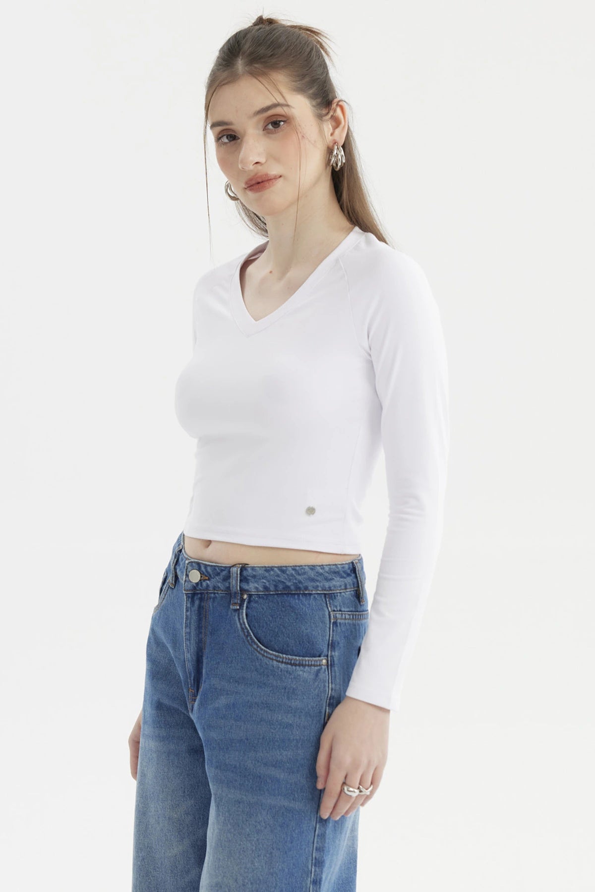 Polera mujer blanca lisa manga larga ajustada escote en V sin estampas