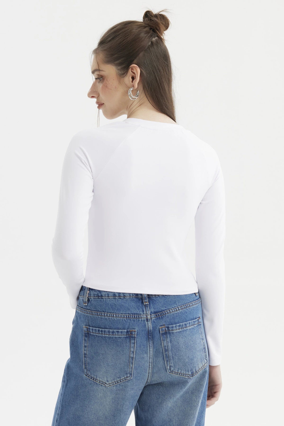 Polera mujer blanca lisa manga larga ajustada escote en V sin estampas