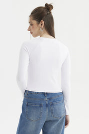Polera mujer blanca lisa manga larga ajustada escote en V sin estampas
