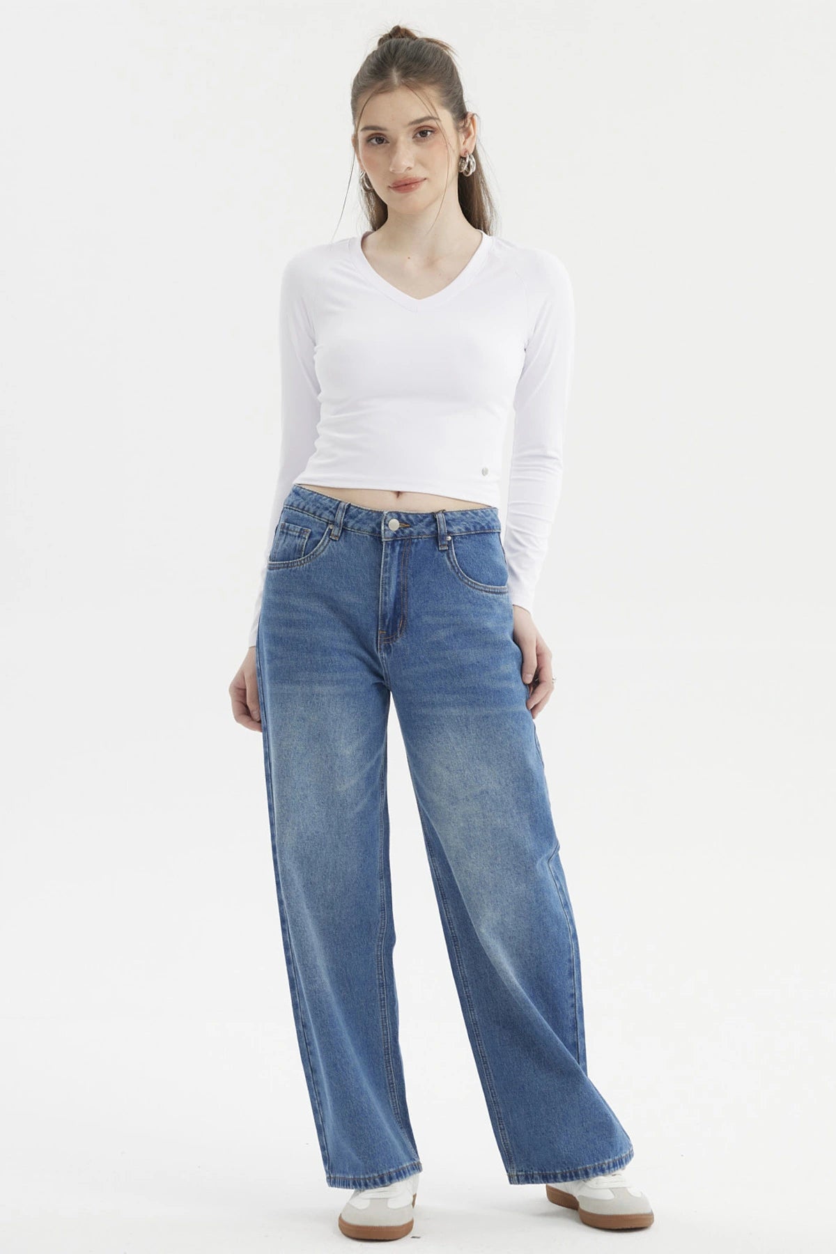 Polera mujer blanca lisa manga larga ajustada escote en V sin estampas