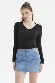 Polera negra lisa de mujer con manga larga y cuello en V ajuste ceñido sin estampa