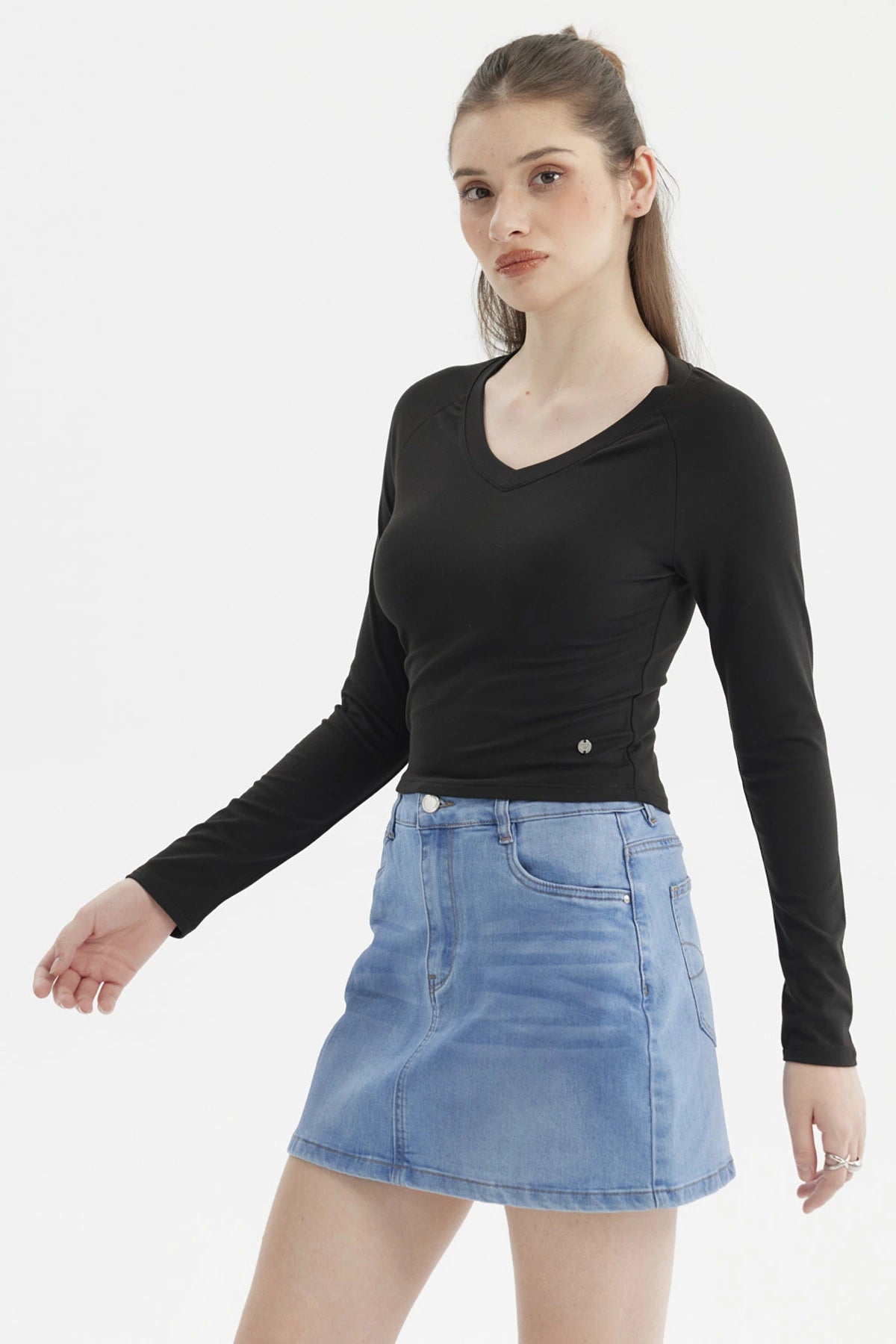Polera negra lisa de mujer con manga larga y cuello en V ajuste ceñido sin estampa