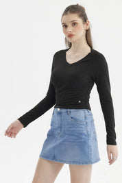 Polera negra lisa de mujer con manga larga y cuello en V ajuste ceñido sin estampa