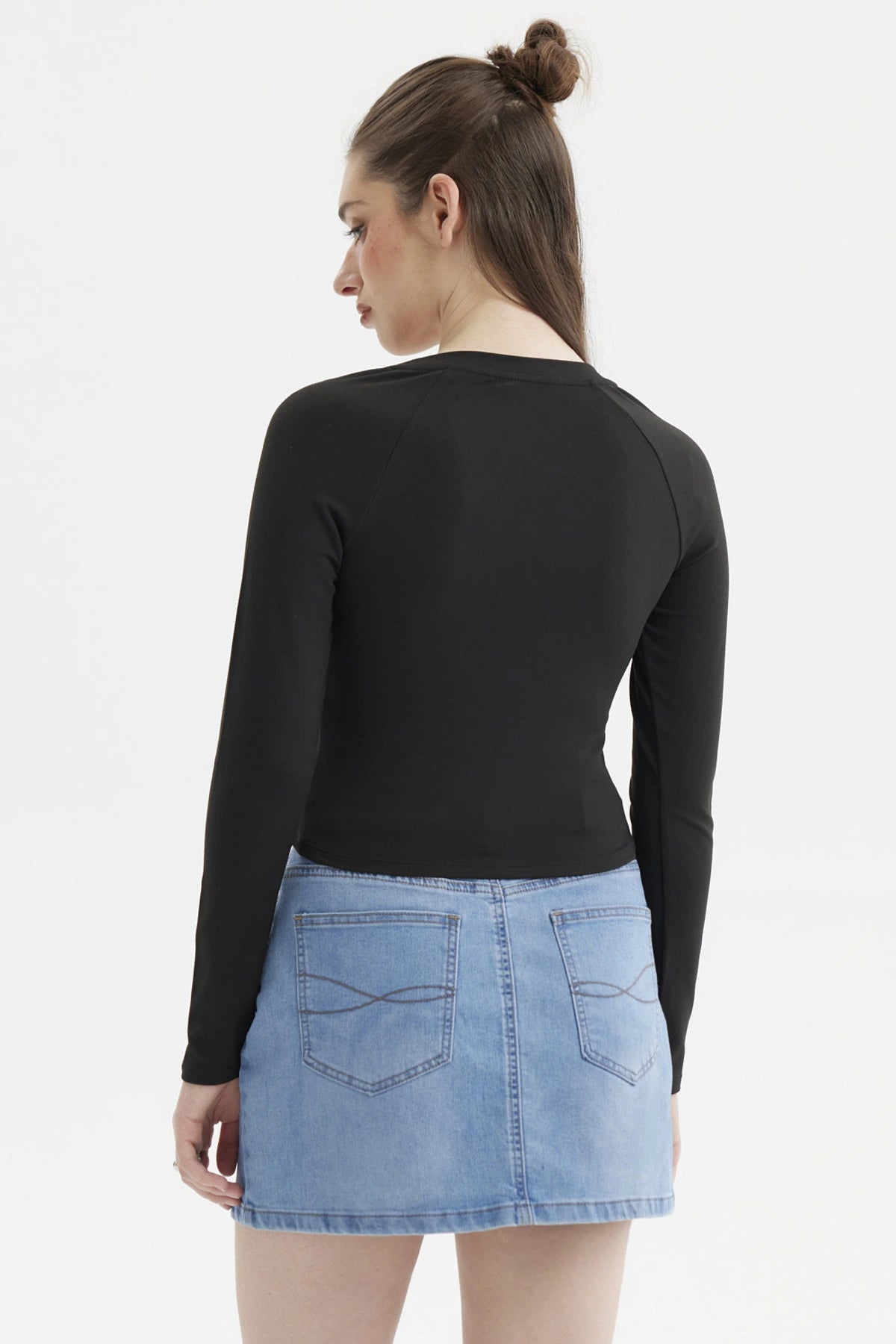 Polera negra lisa de mujer con manga larga y cuello en V ajuste ceñido sin estampa