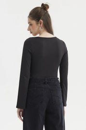 Polera negra de mujer con escote en V y recogido central diseño liso de manga larga ideal para un look casual elegante