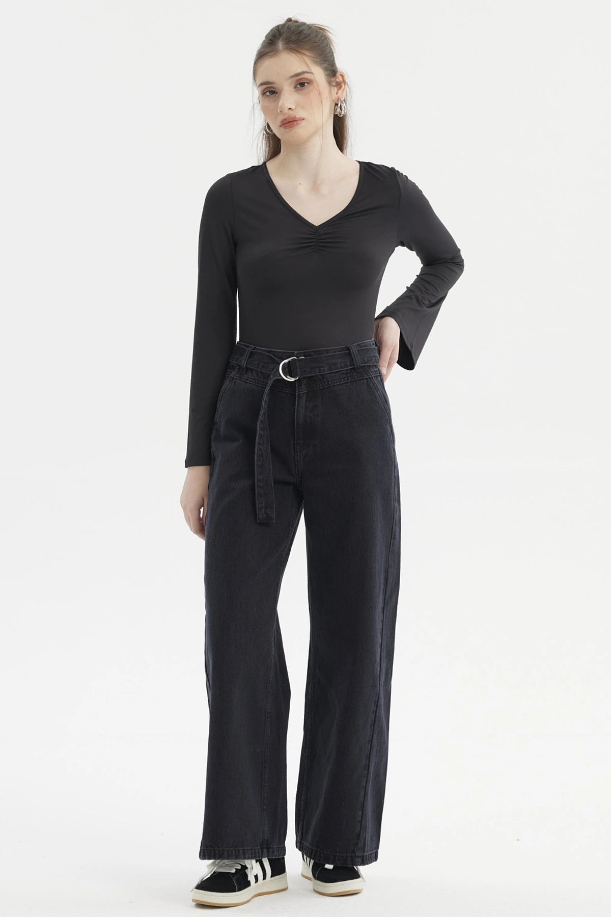 Polera negra de mujer con escote en V y recogido central diseño liso de manga larga ideal para un look casual elegante