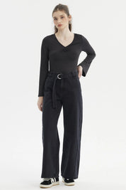 Polera negra de mujer con escote en V y recogido central diseño liso de manga larga ideal para un look casual elegante