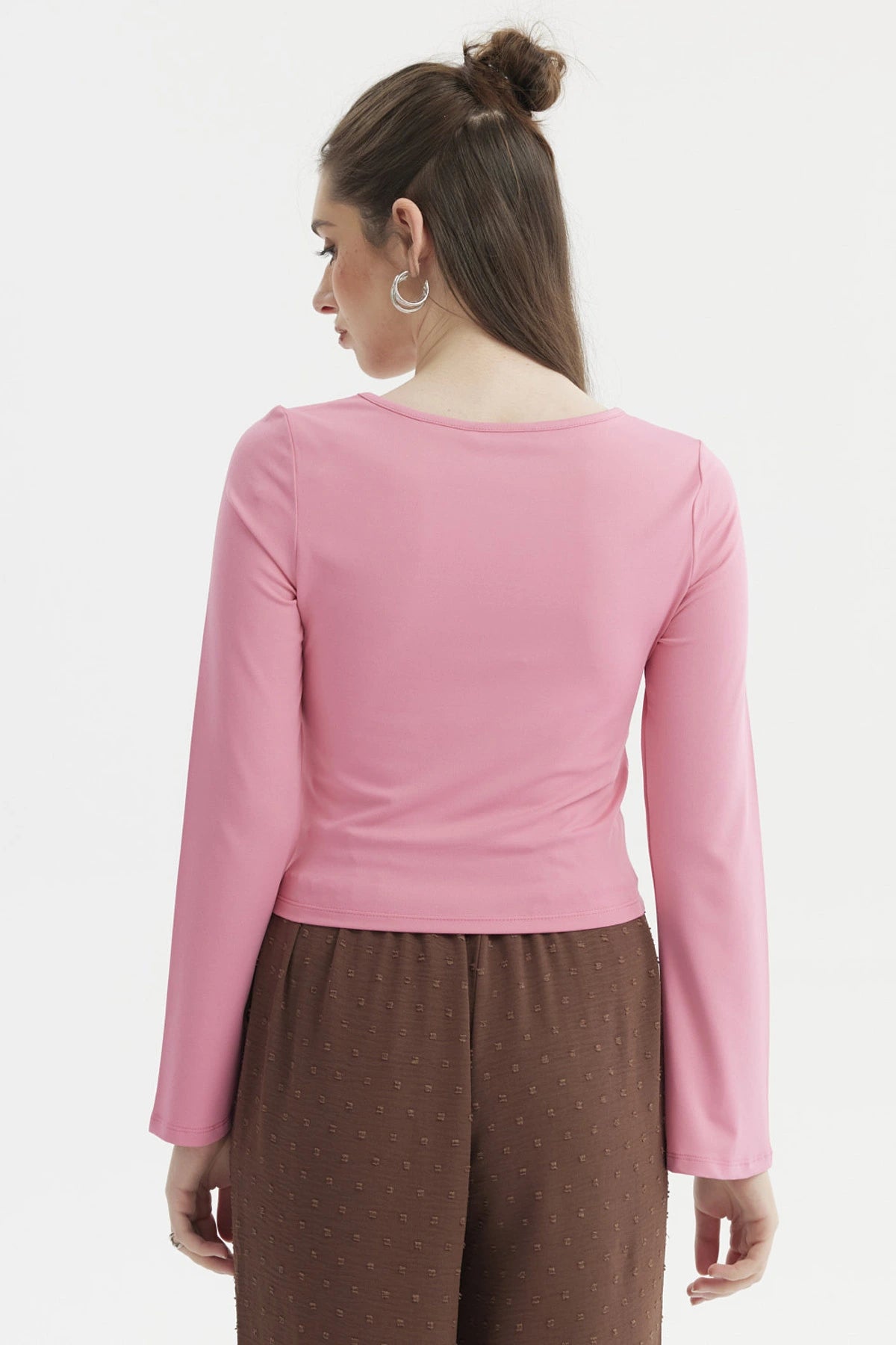 Polera rosa de mujer con escote en V y recogido al frente manga larga y diseño liso ideal para el día a día