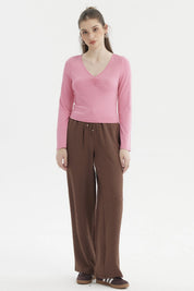 Polera rosa de mujer con escote en V y recogido al frente manga larga y diseño liso ideal para el día a día