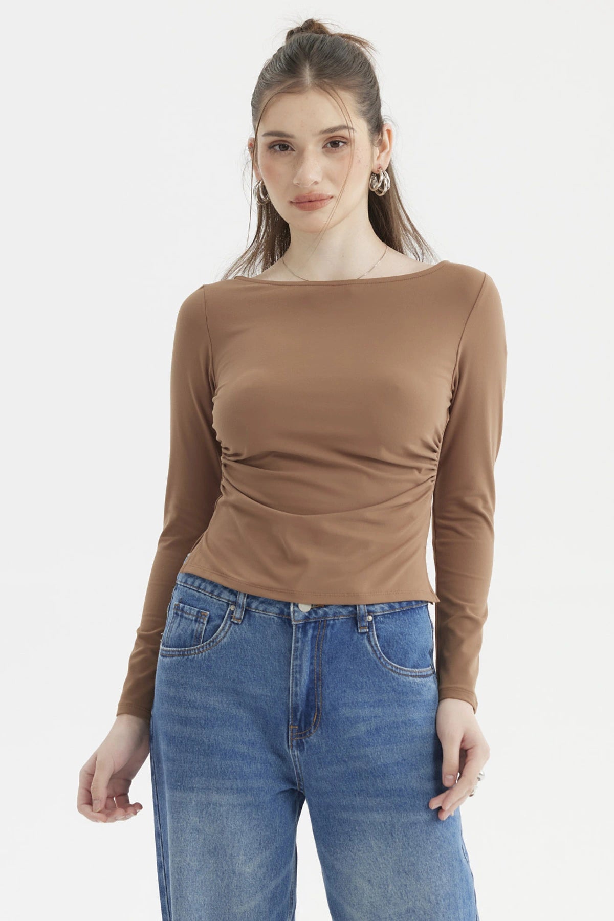 Polera de mujer cuello bote camel oscuro sin estampa diseño liso ideal para un look casual y elegante