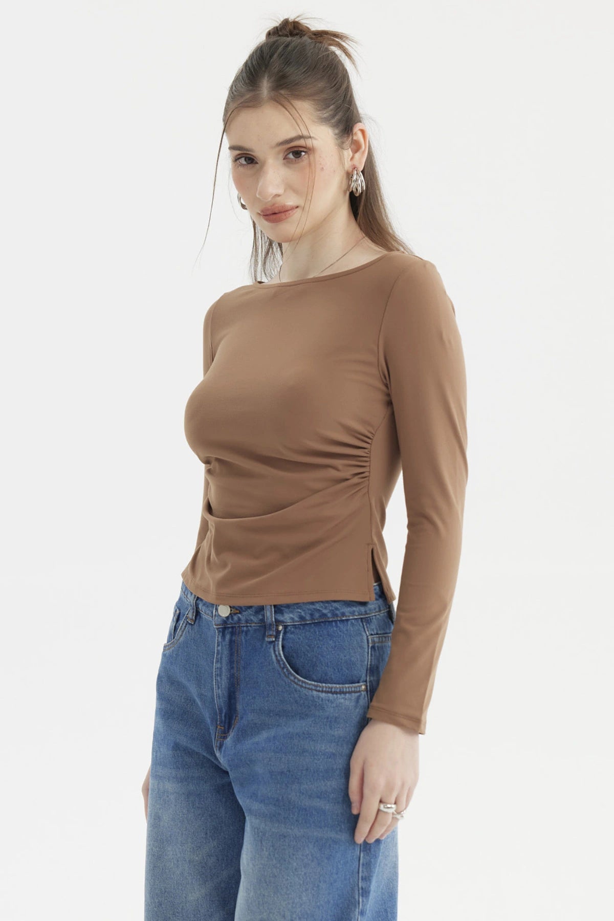 Polera de mujer cuello bote camel oscuro sin estampa diseño liso ideal para un look casual y elegante