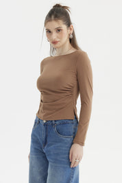 Polera de mujer cuello bote camel oscuro sin estampa diseño liso ideal para un look casual y elegante