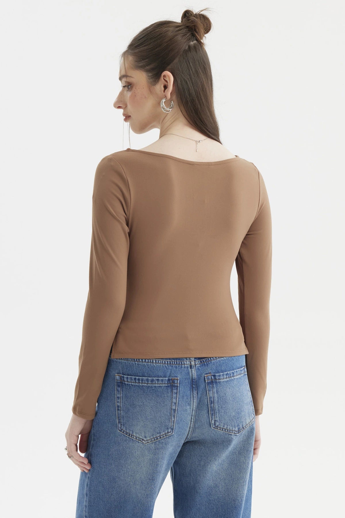 Polera de mujer cuello bote camel oscuro sin estampa diseño liso ideal para un look casual y elegante
