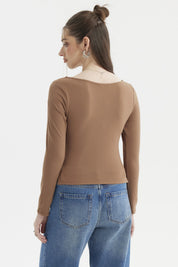 Polera de mujer cuello bote camel oscuro sin estampa diseño liso ideal para un look casual y elegante