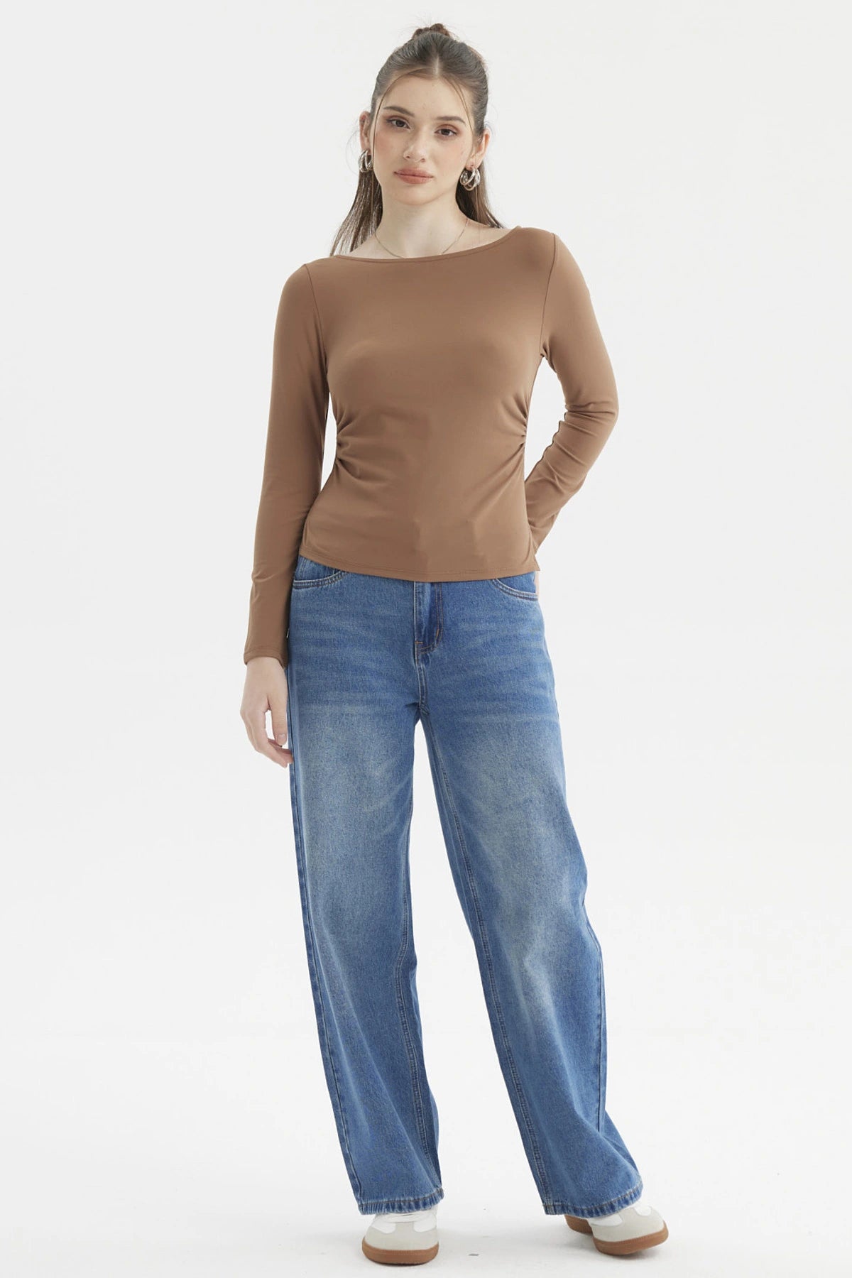 Polera de mujer cuello bote camel oscuro sin estampa diseño liso ideal para un look casual y elegante