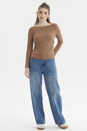 Polera de mujer cuello bote camel oscuro sin estampa diseño liso ideal para un look casual y elegante