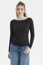Polera negra de mujer con cuello bote y mangas largas sin estampado visible