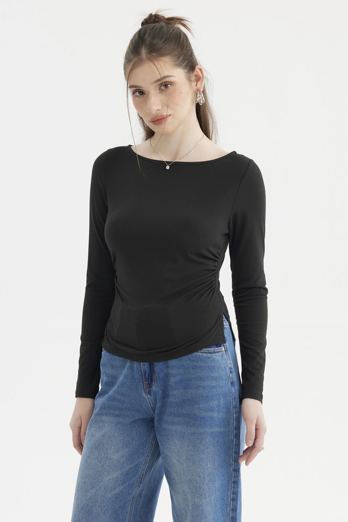 Polera negra de mujer con cuello bote y mangas largas sin estampado visible