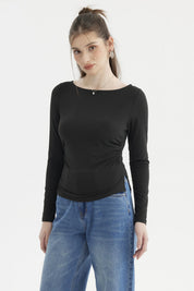 Polera negra de mujer con cuello bote y mangas largas sin estampado visible
