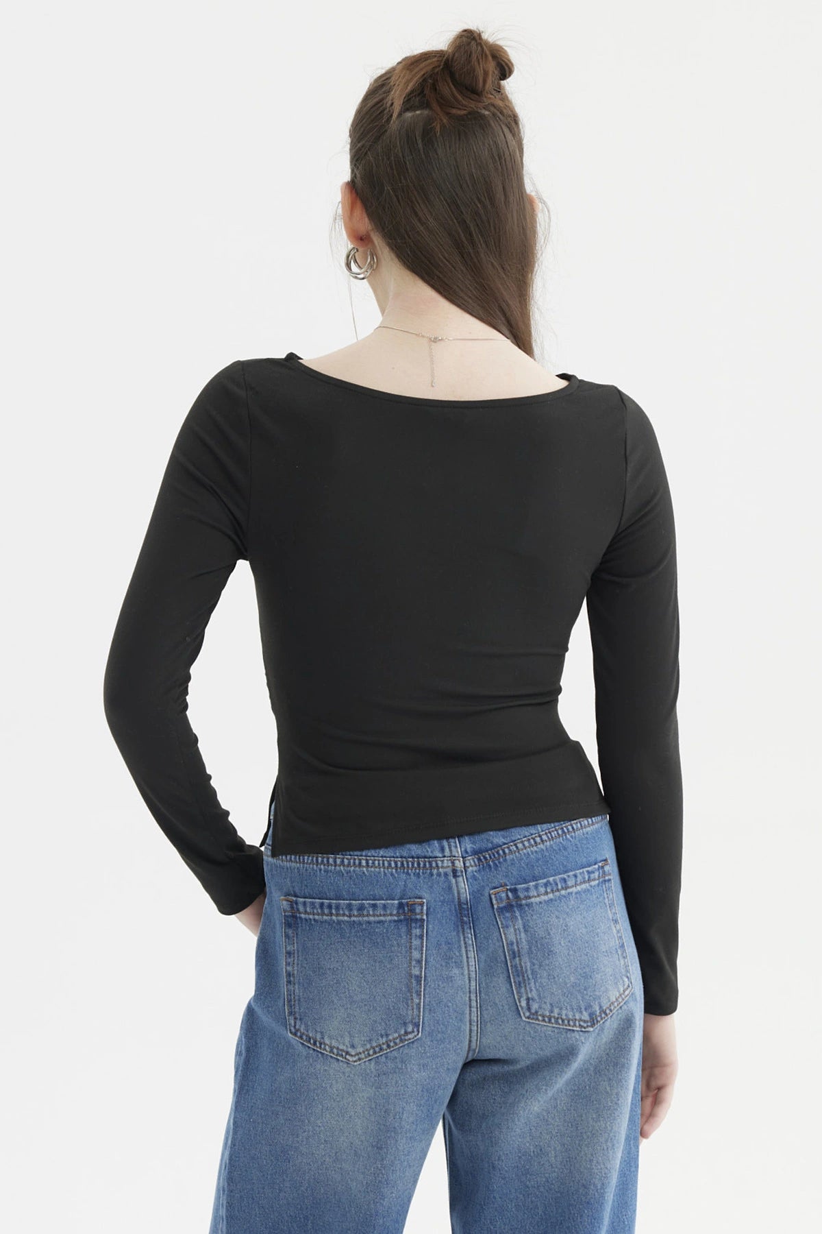 Polera negra de mujer con cuello bote y mangas largas sin estampado visible