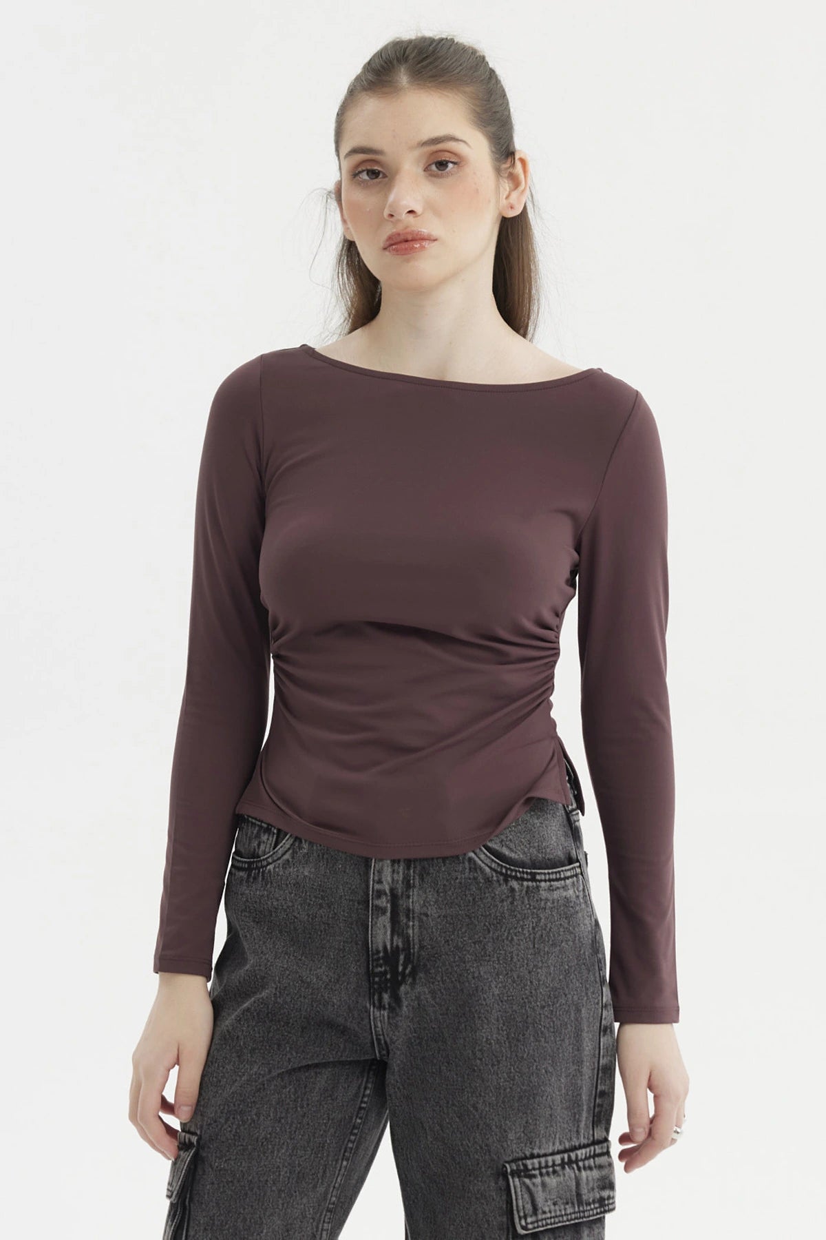 Polera mujer chocolate cuello bote lisa con aberturas laterales ajuste al cuerpo mangas largas sin estampa visible