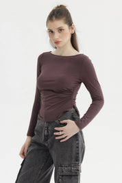 Polera mujer chocolate cuello bote lisa con aberturas laterales ajuste al cuerpo mangas largas sin estampa visible