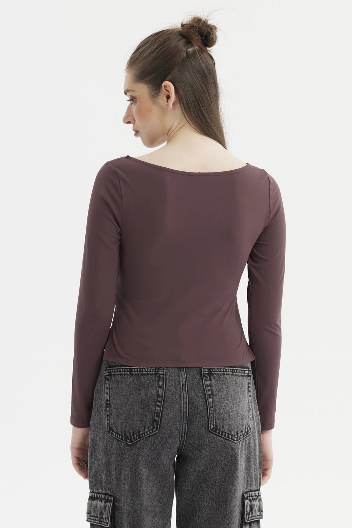 Polera mujer chocolate cuello bote lisa con aberturas laterales ajuste al cuerpo mangas largas sin estampa visible